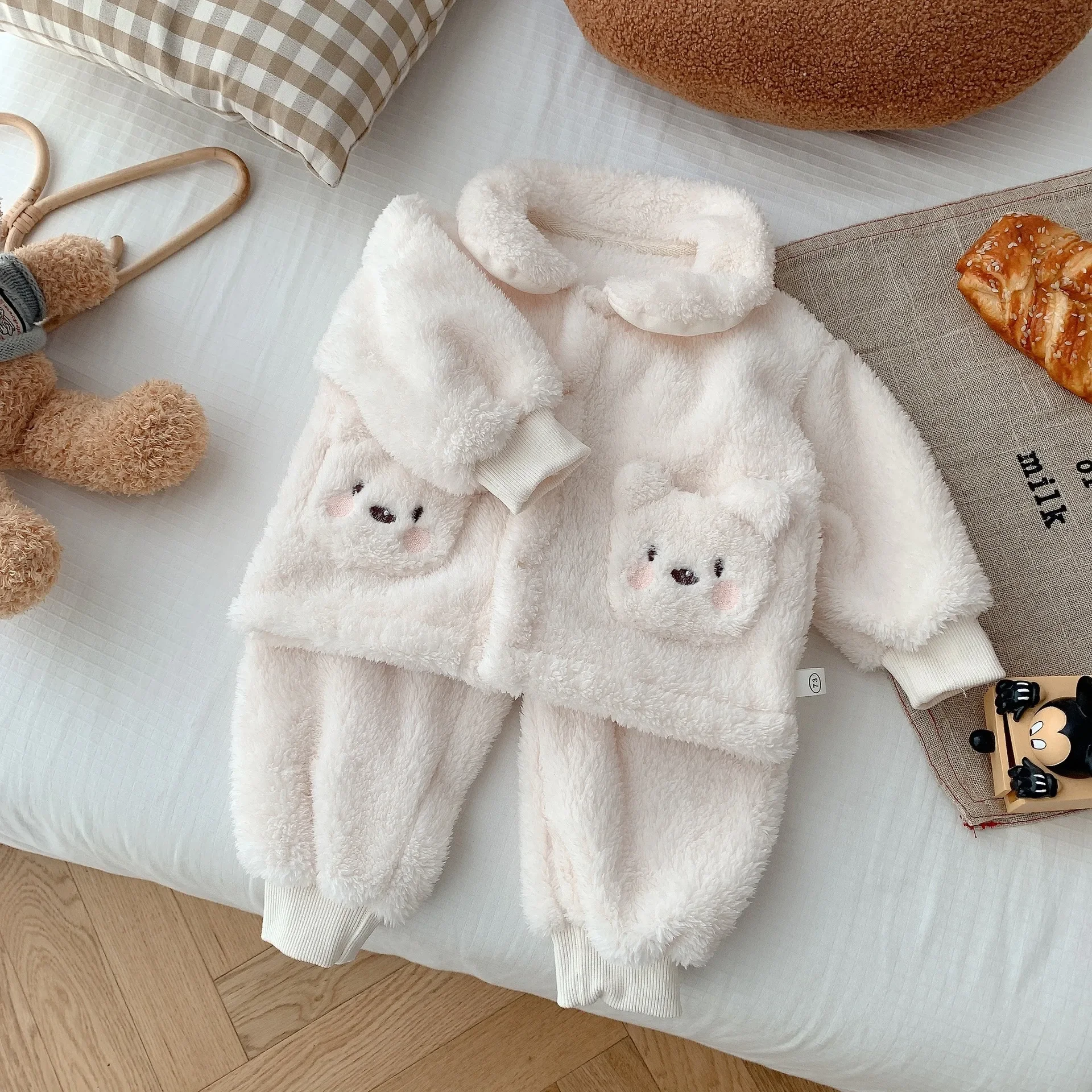 2023 Winter New in Kids Baby Girls Boys Fleece Thicken Warm Cartoon 3D Bear Top Coat + Pants Children Fashion Clothing Set 2pcs
2023 Winter New in Kids Baby Girls Boys Fleece Thicken Warm Cartoon 3D Bear Top Coat + Pants Children Fashion Clothing Set 2pcs