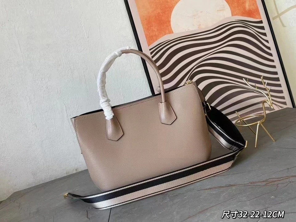 The latest popular fashion versatile large capacity classic high-quality daily leisure designer women's double handle handbag
The latest popular fashion versatile large capacity classic high-quality daily leisure designer women's double handle handbag