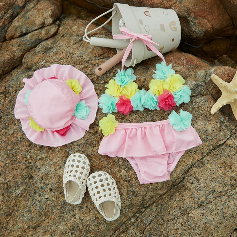 

Комплект бикини Tregren для маленьких девочек 0-24 мес., комплект из 3 предметов, купальники с цветочным декором, шорты с оборками и Солнцезащитная шляпа, купальник, летний купальный костюм