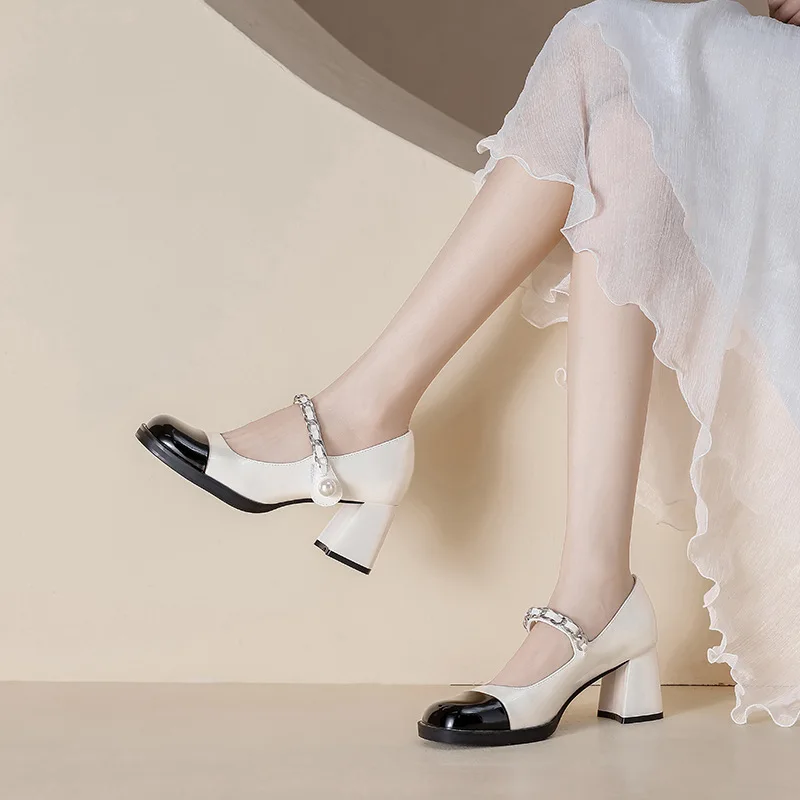French Retro Thick Heel Shoes Color Matching Patent Leather Pearl Thick Single Shoes High Heels Women
French Retro Thick Heel Shoes Color Matching Patent Leather Pearl Thick Single Shoes High Heels Women