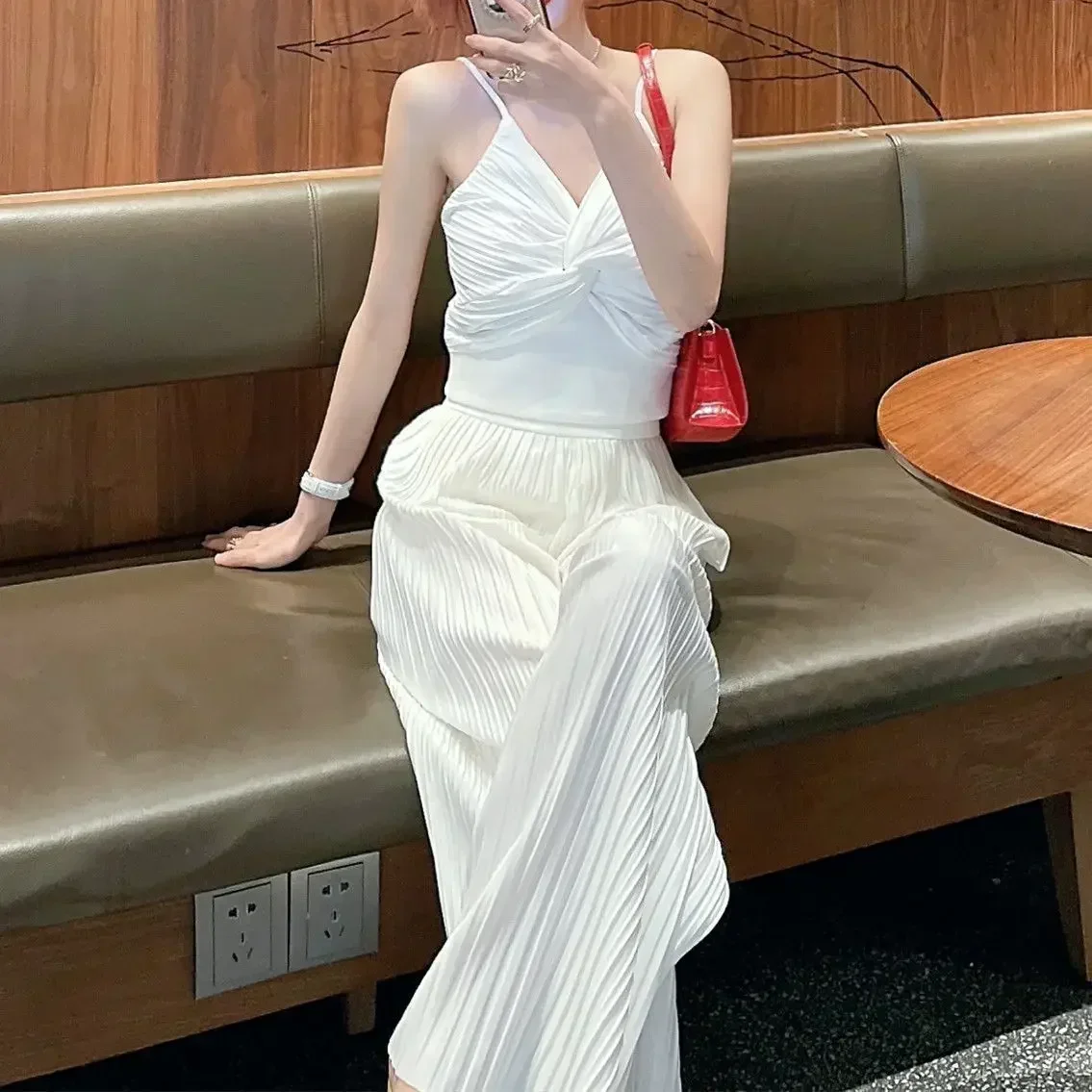 Korean Version Sweet and Spicy High-end Women's Suit 2022 Summer New Sleeveless Suspender High and Wide Leg Pants Two-piece Suit
Korean Version Sweet and Spicy High-end Women's Suit 2022 Summer New Sleeveless Suspender High and Wide Leg Pants Two-piece Suit