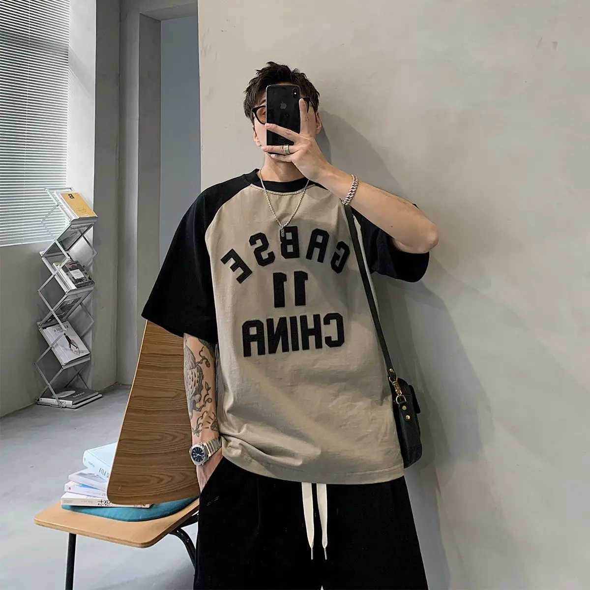 Korean men's new style retro contrast raglan sleeve letters loose short-sleeved T-shirt trendy T shirt tops style men clothing
Korean men's new style retro contrast raglan sleeve letters loose short-sleeved T-shirt trendy T shirt tops style men clothing
