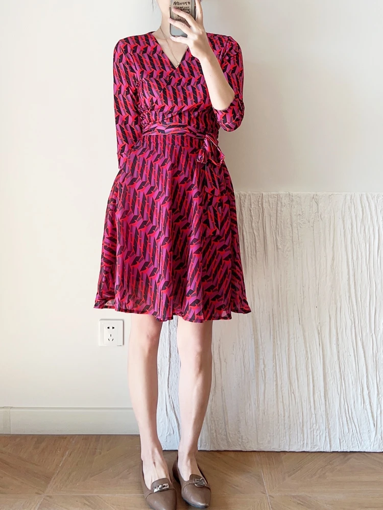 

Tea break French dress, women's red geometric plaid V-neck, waist cinched to show off figure, A-shaped wrap around skirt,