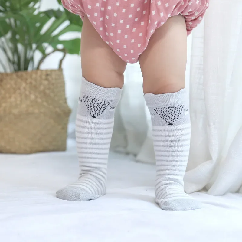 

Детские мягкие модные носки в Корейском стиле с героями мультфильмов, Высокие гольфы для малышей, длинные носки для малышей, школьная форма для мальчиков и девочек, носки