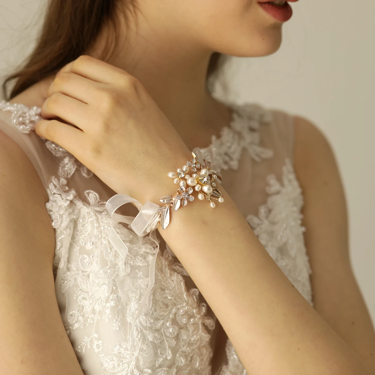 O581 Exquisite Wedding Bridal Wristband Alloy Leaves Crystal Freshwater Pearl Handmade Brides Bridesmaid Wrist Chain
O581 Exquisite Wedding Bridal Wristband Alloy Leaves Crystal Freshwater Pearl Handmade Brides Bridesmaid Wrist Chain