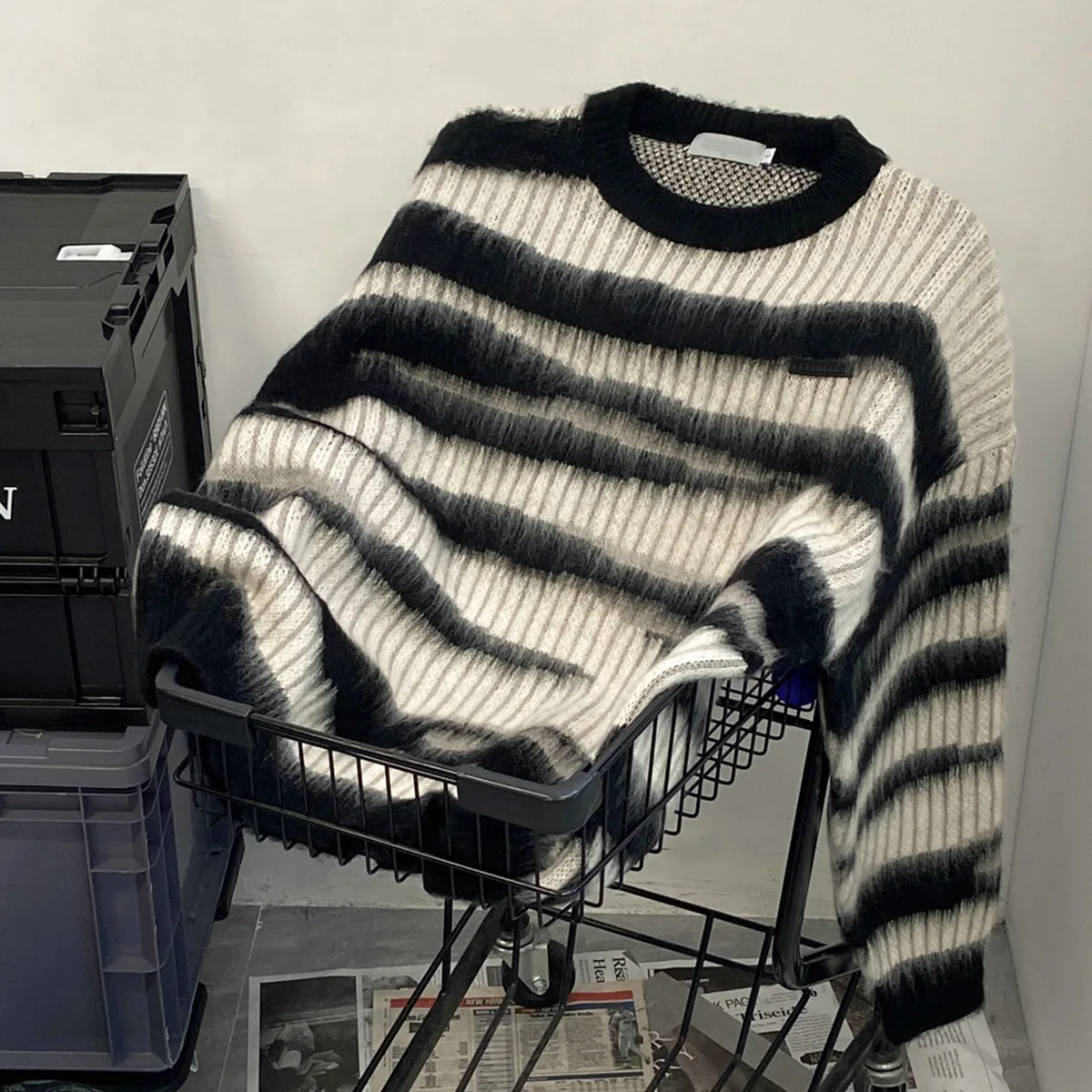 Men Design Sense Stripe Round Neck Sweaters Pullovers Knitted Sweater Autumn Winter High Street Women Oversize Casual Sweater
Men Design Sense Stripe Round Neck Sweaters Pullovers Knitted Sweater Autumn Winter High Street Women Oversize Casual Sweater