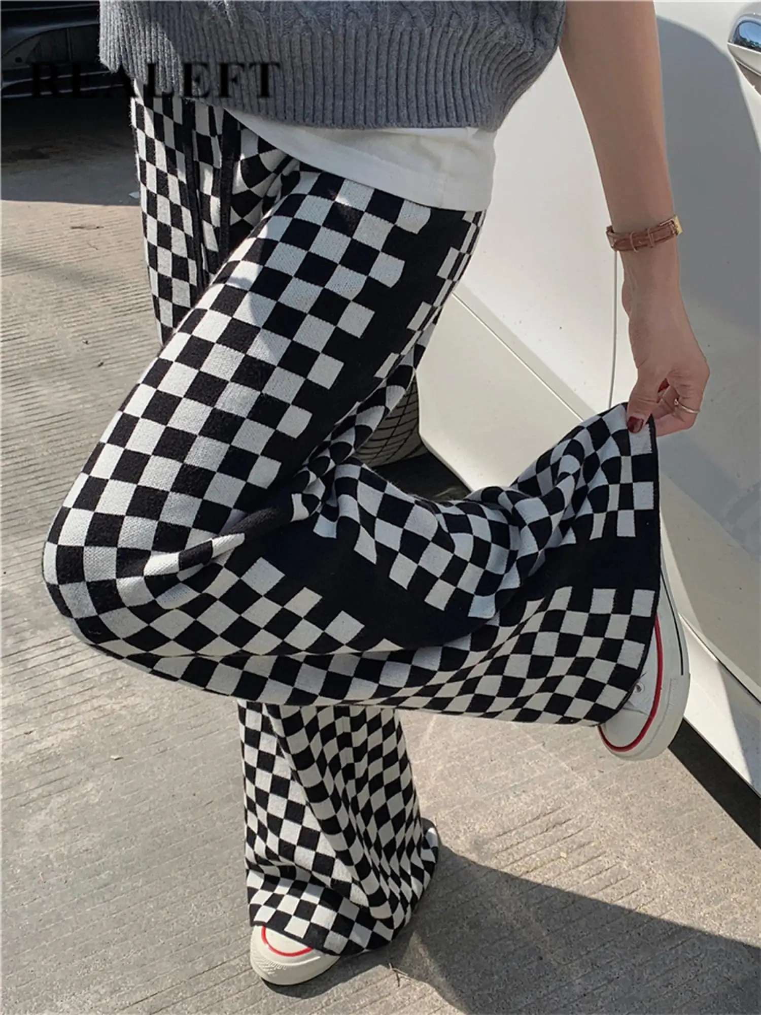 Зимние плотные шахматные вязаные женские брюки REALEFT с широкими штанинами прямые брюки с эластичным поясом Новинка 2022 повседневные женские брюки
Зимние плотные шахматные вязаные женские брюки REALEFT с широкими штанинами прямые брюки с эластичным поясом Новинка 2022 повседневные женские брюки
