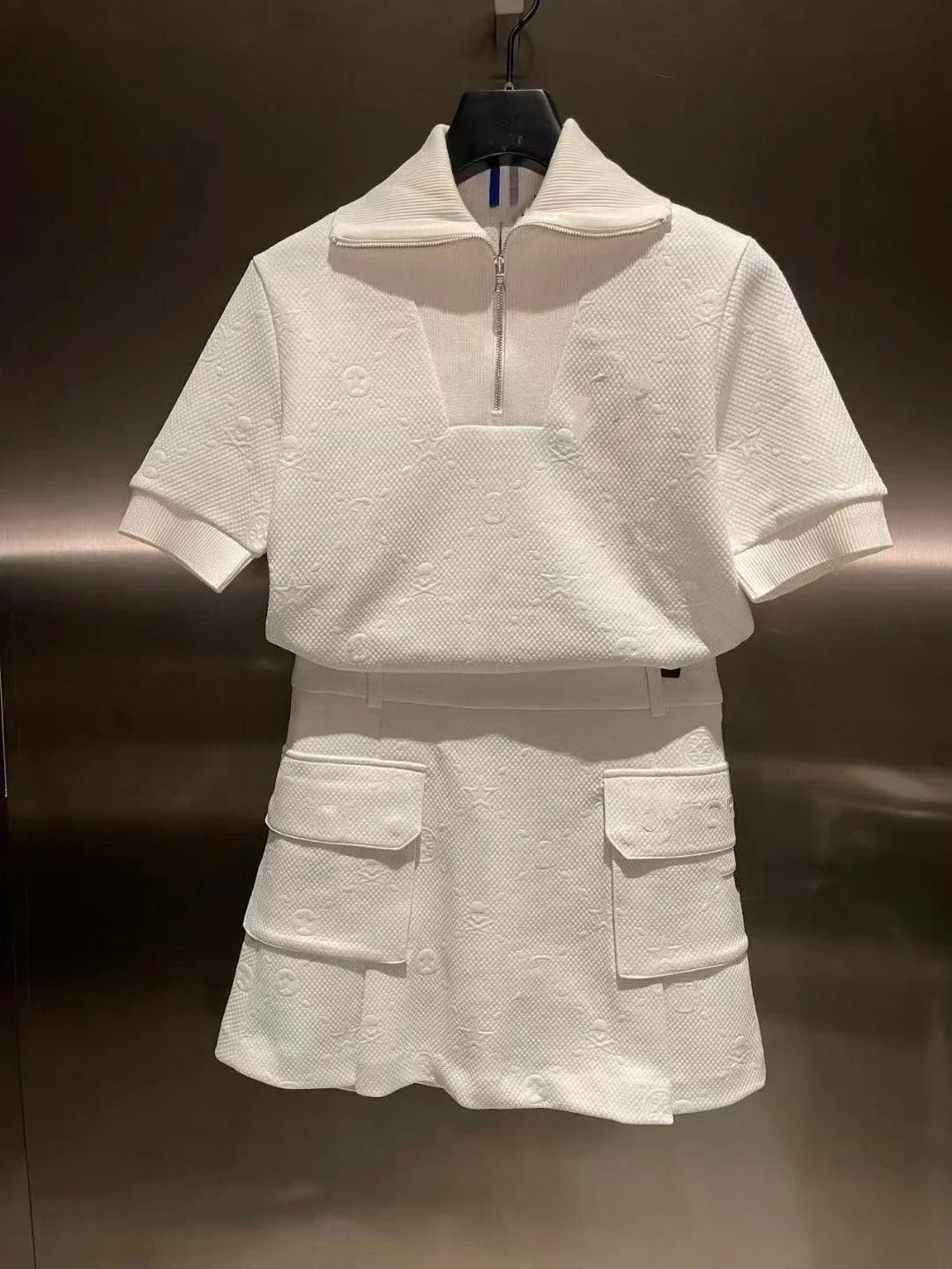 24 Spring/Summer New Golf Clothing Women's Outdoor Set Zipper Lapel Short Sleeve T-shirt Casual A-line Skirt
24 Spring/Summer New Golf Clothing Women's Outdoor Set Zipper Lapel Short Sleeve T-shirt Casual A-line Skirt