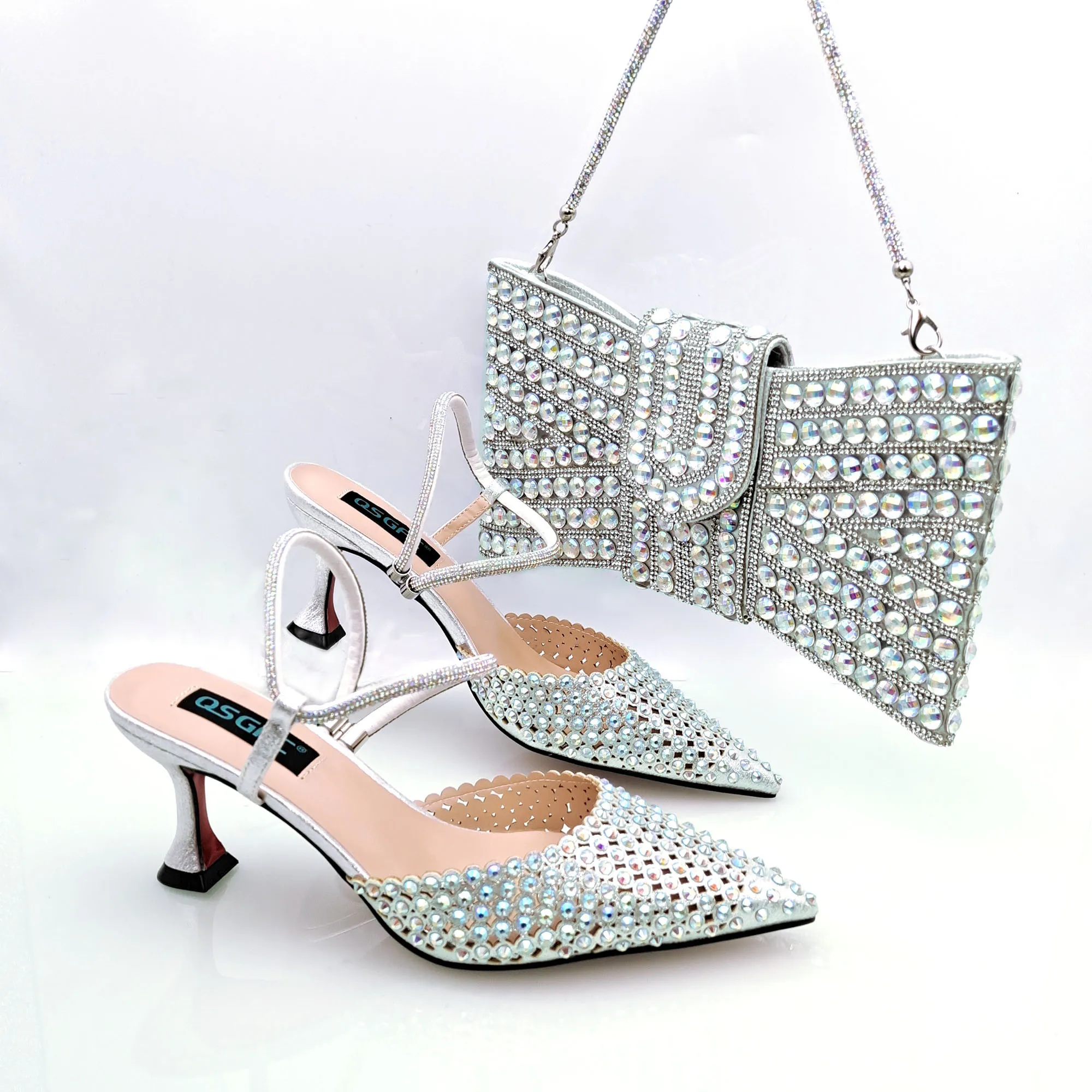 New Versatile Bright Silver Striped Hollow Design The Same Square Handbag Fashion Party Ladies Shoes And Bags
New Versatile Bright Silver Striped Hollow Design The Same Square Handbag Fashion Party Ladies Shoes And Bags