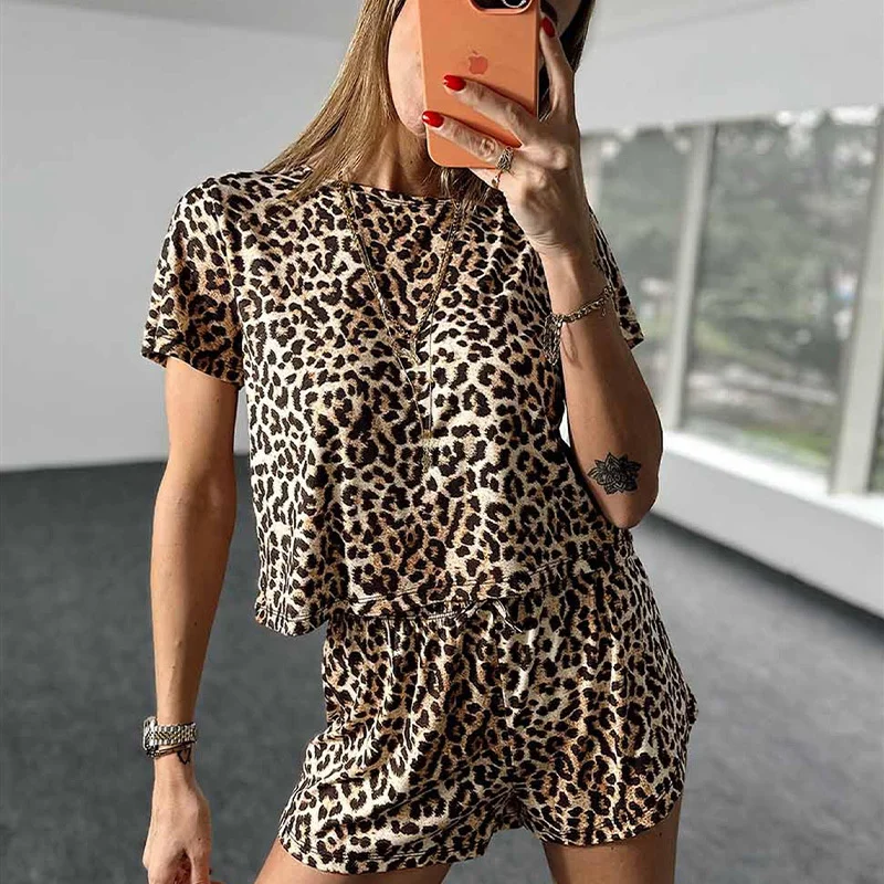 Y2k Style Leopard Graphic Short Top Shorts Female Korean Summer Clothes Vacation Holiday Two Piece Set Women Short Set Tracksuit
Y2k Style Leopard Graphic Short Top Shorts Female Korean Summer Clothes Vacation Holiday Two Piece Set Women Short Set Tracksuit
