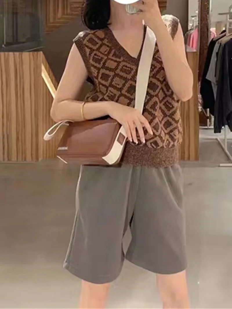 Women's Sleeveless Geometric Printed Vests Fashion 2023 V-Neck Vintage Slim Fit Pullover Top
Women's Sleeveless Geometric Printed Vests Fashion 2023 V-Neck Vintage Slim Fit Pullover Top