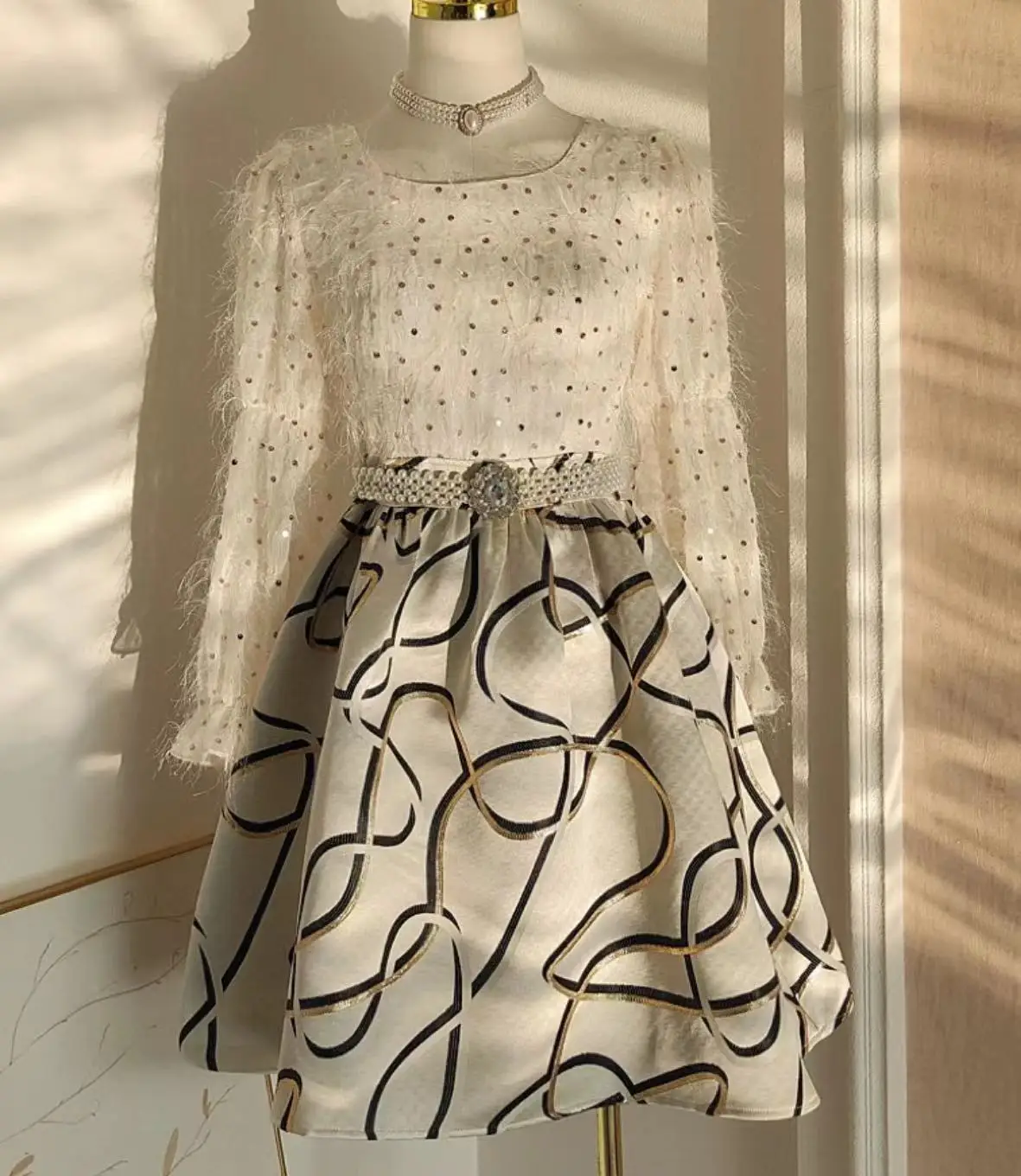 2023 Winter Autumn New French Sequined Tassel Patchwork Dress Women's Gold Thread Jacquard Waist Fitting A-line Party Dress
2023 Winter Autumn New French Sequined Tassel Patchwork Dress Women's Gold Thread Jacquard Waist Fitting A-line Party Dress