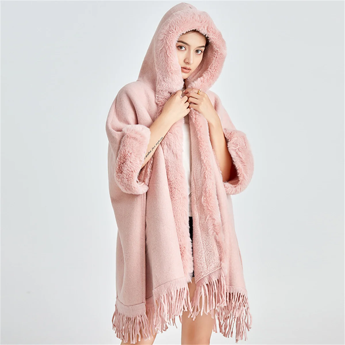 Winter Women Thick Streetwear Cloak Long Faux Rabbit Fur Collar Cape With Hat Soild Tassel Poncho Batwing Sleeves Loose Overcoat
Winter Women Thick Streetwear Cloak Long Faux Rabbit Fur Collar Cape With Hat Soild Tassel Poncho Batwing Sleeves Loose Overcoat