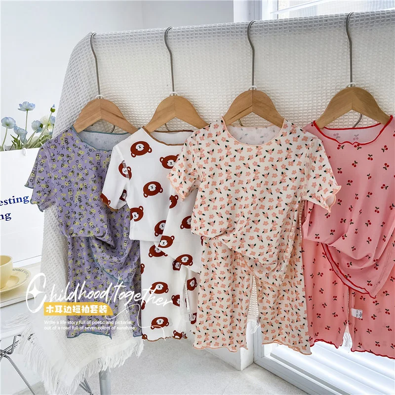 Girls loungewear baby girl ice silk floral top summer children's short-sleeved cropped pants pajamas 2-piece girl clothes
Girls loungewear baby girl ice silk floral top summer children's short-sleeved cropped pants pajamas 2-piece girl clothes