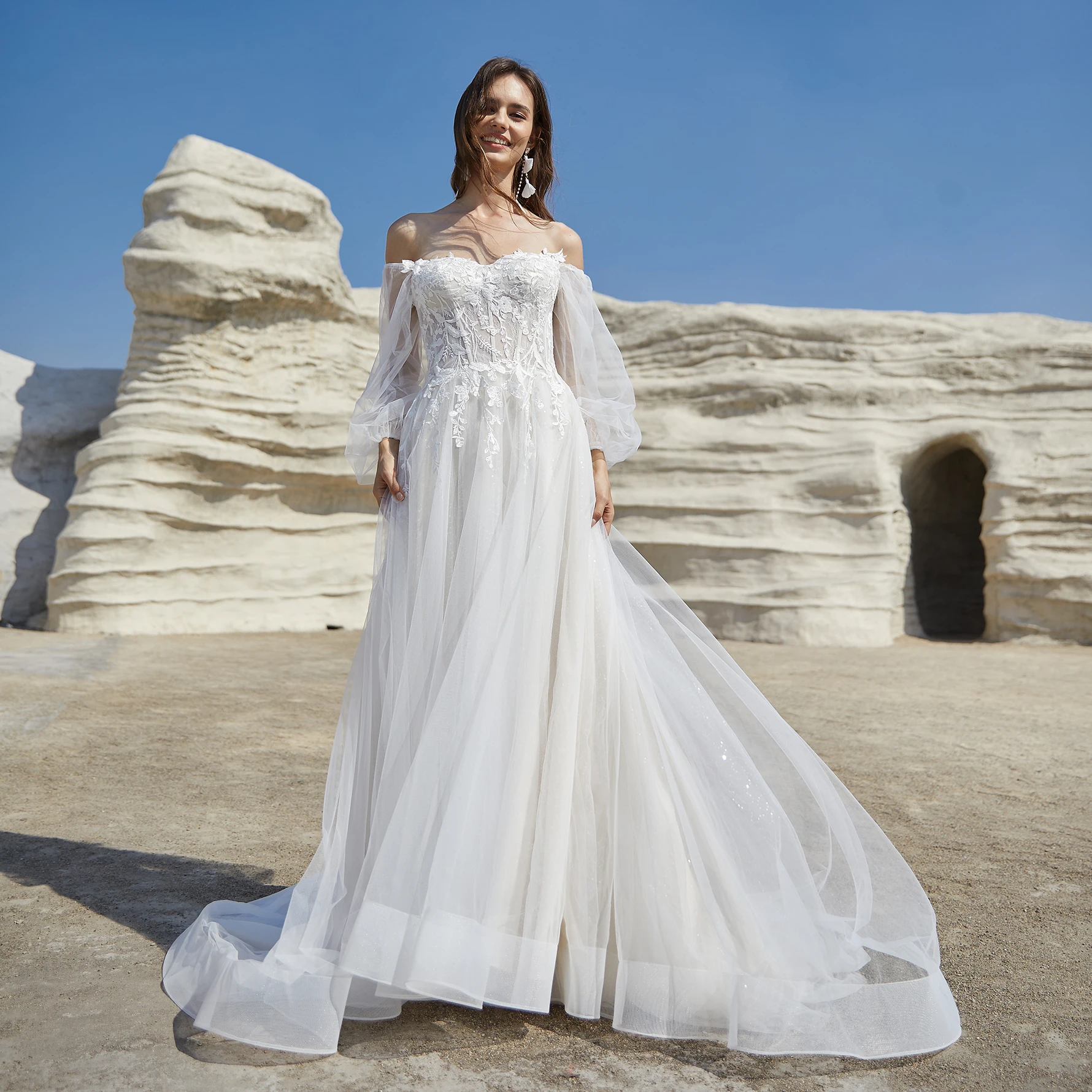 Свадебное платье с открытыми плечами и длинными рукавами-фонариками
Свадебное платье с открытыми плечами и длинными рукавами-фонариками