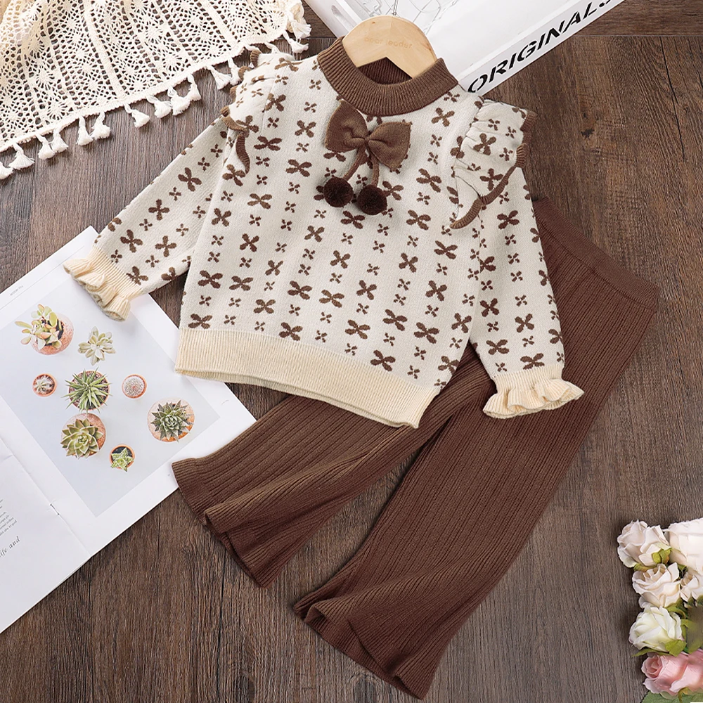 Menoea Girls' Autumn/Winter Knit Set New Girls' Ruffled Geometric Print Bow Hair Ball Knit Top+Knitted Pants Two Piece Set
Menoea Girls' Autumn/Winter Knit Set New Girls' Ruffled Geometric Print Bow Hair Ball Knit Top+Knitted Pants Two Piece Set