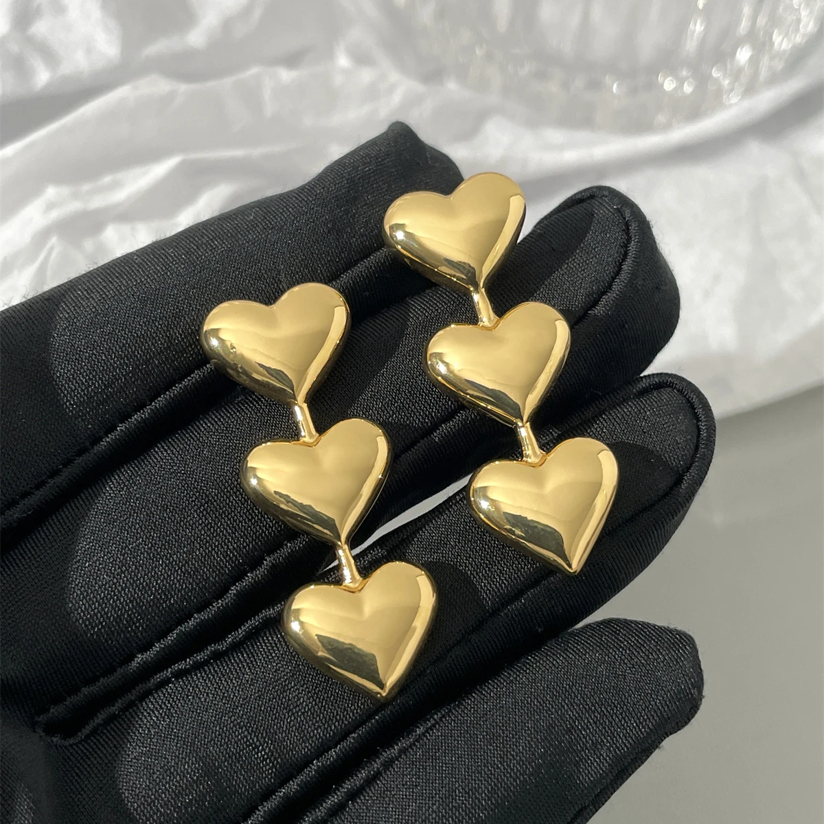 Fashion Brand Gold Black Color Three hearts Drop Earrings for Women Famous Designer Trend Daily Jewelry Accessories
Fashion Brand Gold Black Color Three hearts Drop Earrings for Women Famous Designer Trend Daily Jewelry Accessories