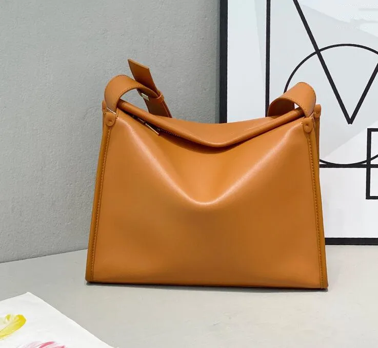 High Quality Genuine Leather Women Classic Soft Leather Messenger Bag Crossbody Bag Large Capacity Vintage Simple Women Handbags
High Quality Genuine Leather Women Classic Soft Leather Messenger Bag Crossbody Bag Large Capacity Vintage Simple Women Handbags