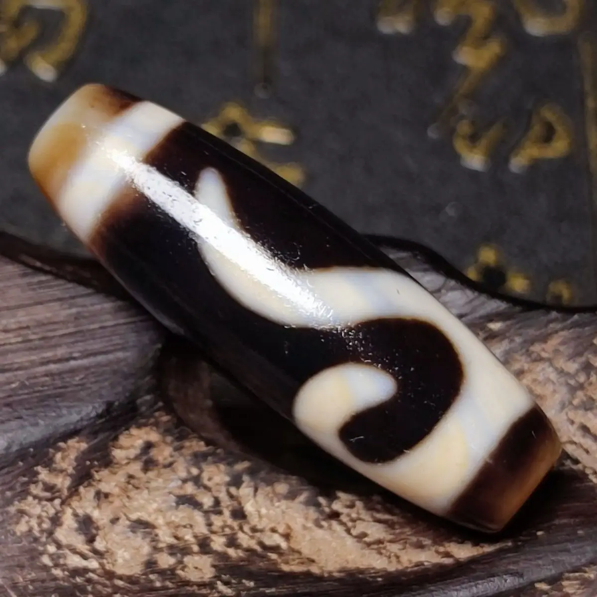 Tibet totem agate Dzi cinnabar material lightly weathered Ruyi hook Tianzhu necklace pendant DIY accessories free of shipping
Tibet totem agate Dzi cinnabar material lightly weathered Ruyi hook Tianzhu necklace pendant DIY accessories free of shipping