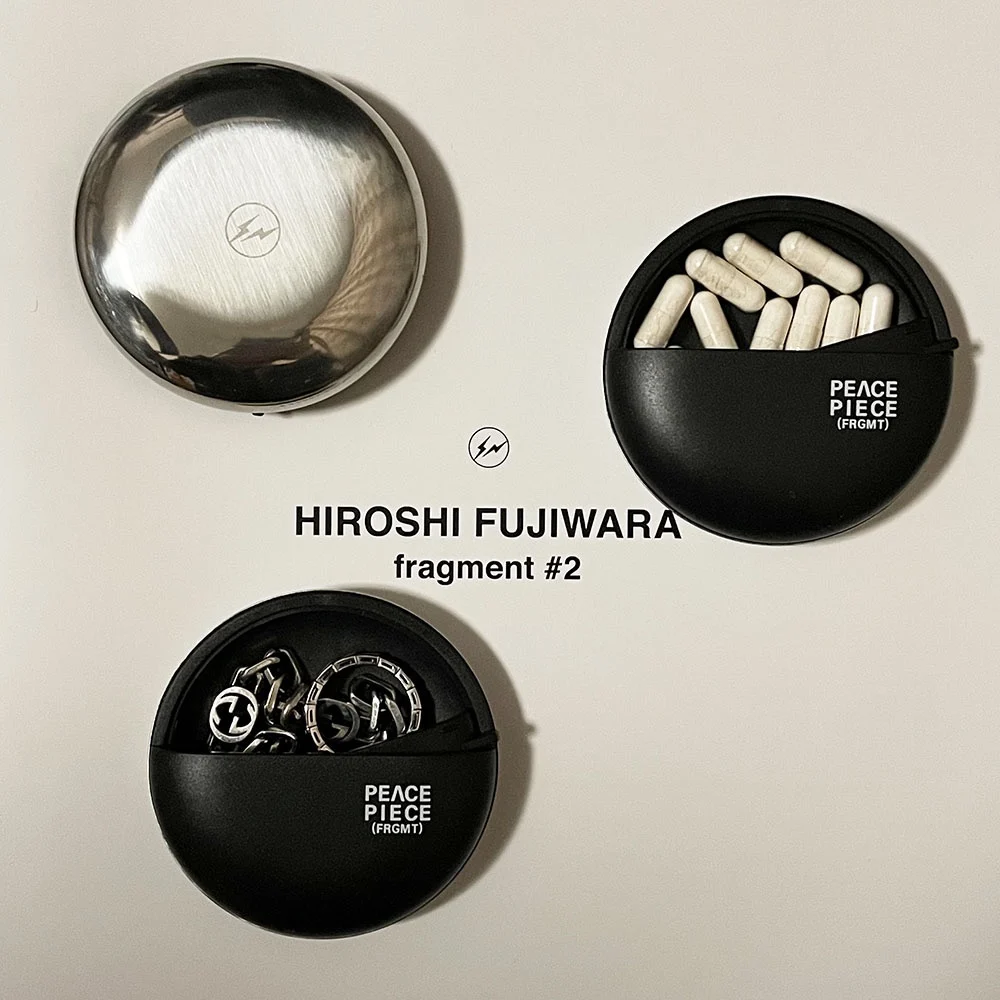Lightning ARMOR FRAGMENT Design Peace Piece Black retro round easy-to-carry limited-edition pill box
Lightning ARMOR FRAGMENT Design Peace Piece Black retro round easy-to-carry limited-edition pill box