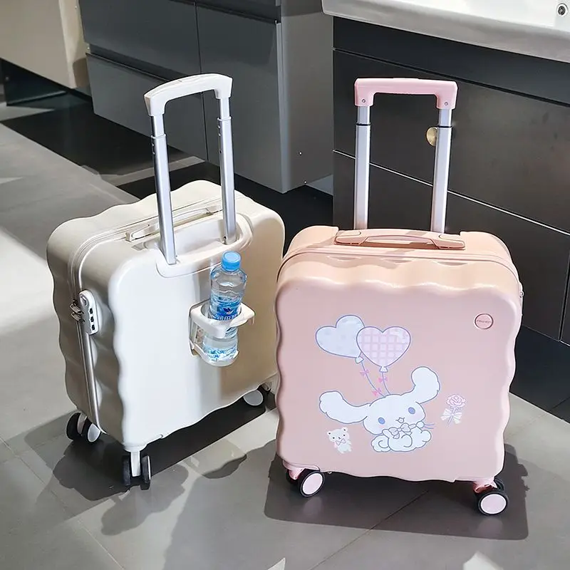 Sanrios Kuromi детский багажник мультфильм Cinnamoroll высокой емкости Магазин Бар коробка путешествия аниме Push-And-Pull коробка с паролем
Sanrios Kuromi детский багажник мультфильм Cinnamoroll высокой емкости Магазин Бар коробка путешествия аниме Push-And-Pull коробка с паролем