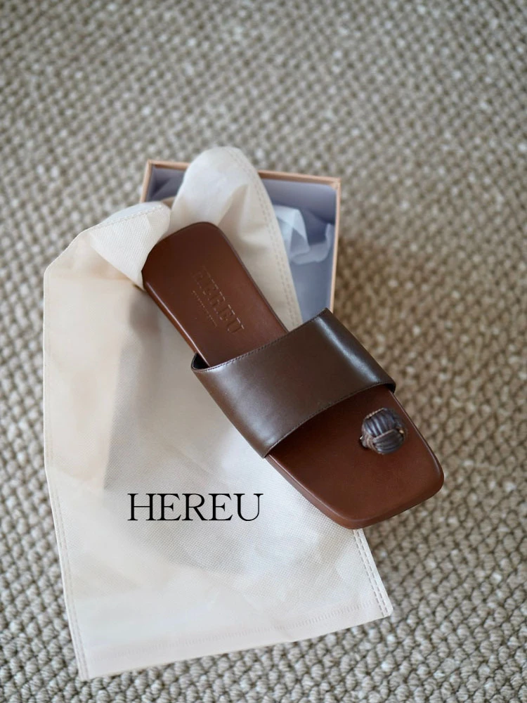 Hereu Toe-Clip Sandals French Style Casual Outdoor Flat Oblique Square Toe Coffee Color Slides Luxury Shoes for Women
Hereu Toe-Clip Sandals French Style Casual Outdoor Flat Oblique Square Toe Coffee Color Slides Luxury Shoes for Women