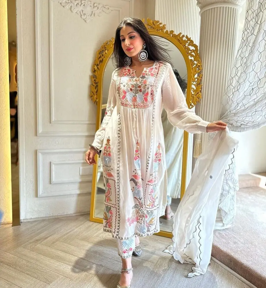 Salwar Kameez White Embroidery Wedding Party Wear Kurta Palazzo Dupatta Handmade Cotton Fabric Gift Suit
Salwar Kameez White Embroidery Wedding Party Wear Kurta Palazzo Dupatta Handmade Cotton Fabric Gift Suit