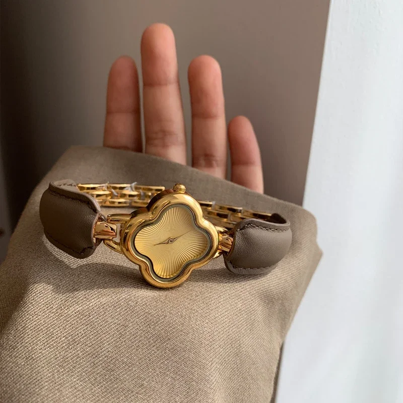 Montre plaquée or pour femme, bracelet en cuir, surface sculptée, style moyen âge, luxe et élégant, cadran Everver, nouveau, 2024 6