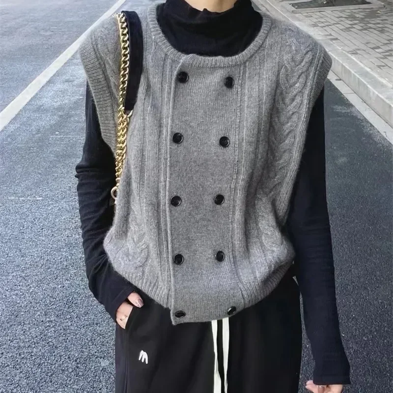 The new autumn/winter layered vintage-style double-breasted crewneck knitted vest cardigan
The new autumn/winter layered vintage-style double-breasted crewneck knitted vest cardigan