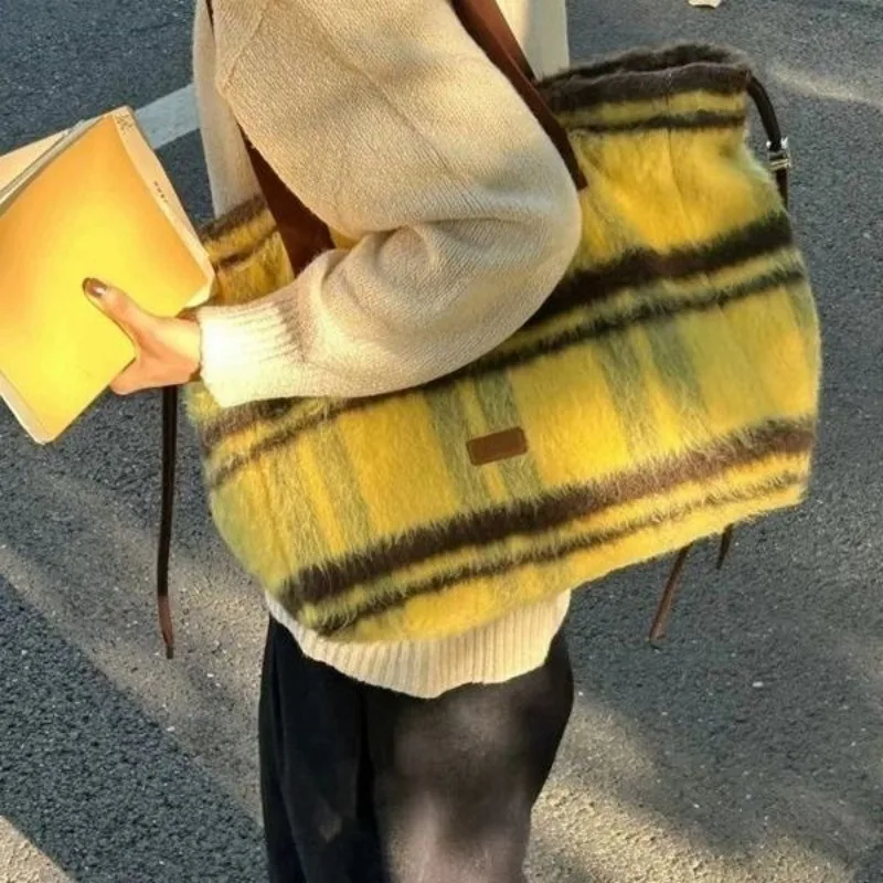 14 Inch Laptop Bag Vintage Laid Pattern Yellow Woolen Tote Bag Large Capacity Zipper Y2k Shoulder Bag Shopper Drawstring Handbag
14 Inch Laptop Bag Vintage Laid Pattern Yellow Woolen Tote Bag Large Capacity Zipper Y2k Shoulder Bag Shopper Drawstring Handbag