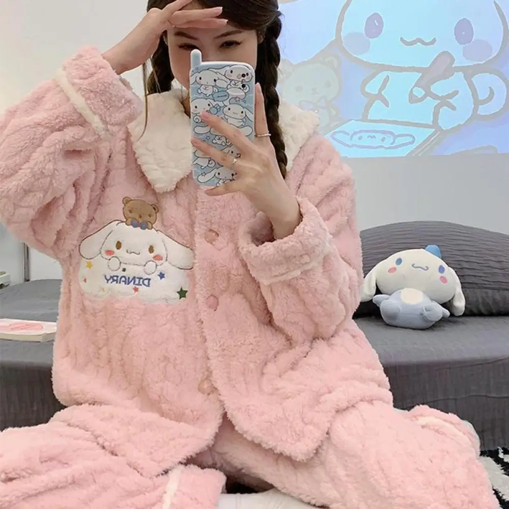 Kawaii Sanrioed Cinnamoroll женская пижама набор аниме милый коралловый бархат с длинным рукавом утолщенная теплая ночная рубашка осень зима домашняя одежда
Kawaii Sanrioed Cinnamoroll женская пижама набор аниме милый коралловый бархат с длинным рукавом утолщенная теплая ночная рубашка осень зима домашняя одежда