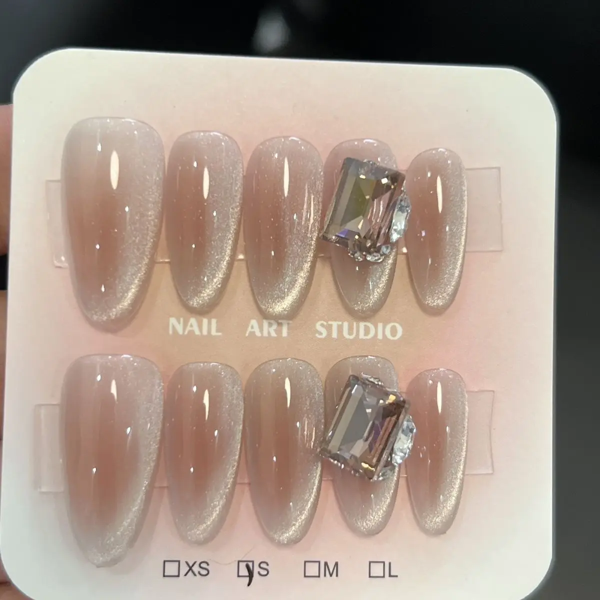 Black Sweet New Cat Eye Fake Nails with Diamond 10 Pcs Flash Detachable Long Oval Handmade Press on Nails False Nails Art
Black Sweet New Cat Eye Fake Nails with Diamond 10 Pcs Flash Detachable Long Oval Handmade Press on Nails False Nails Art