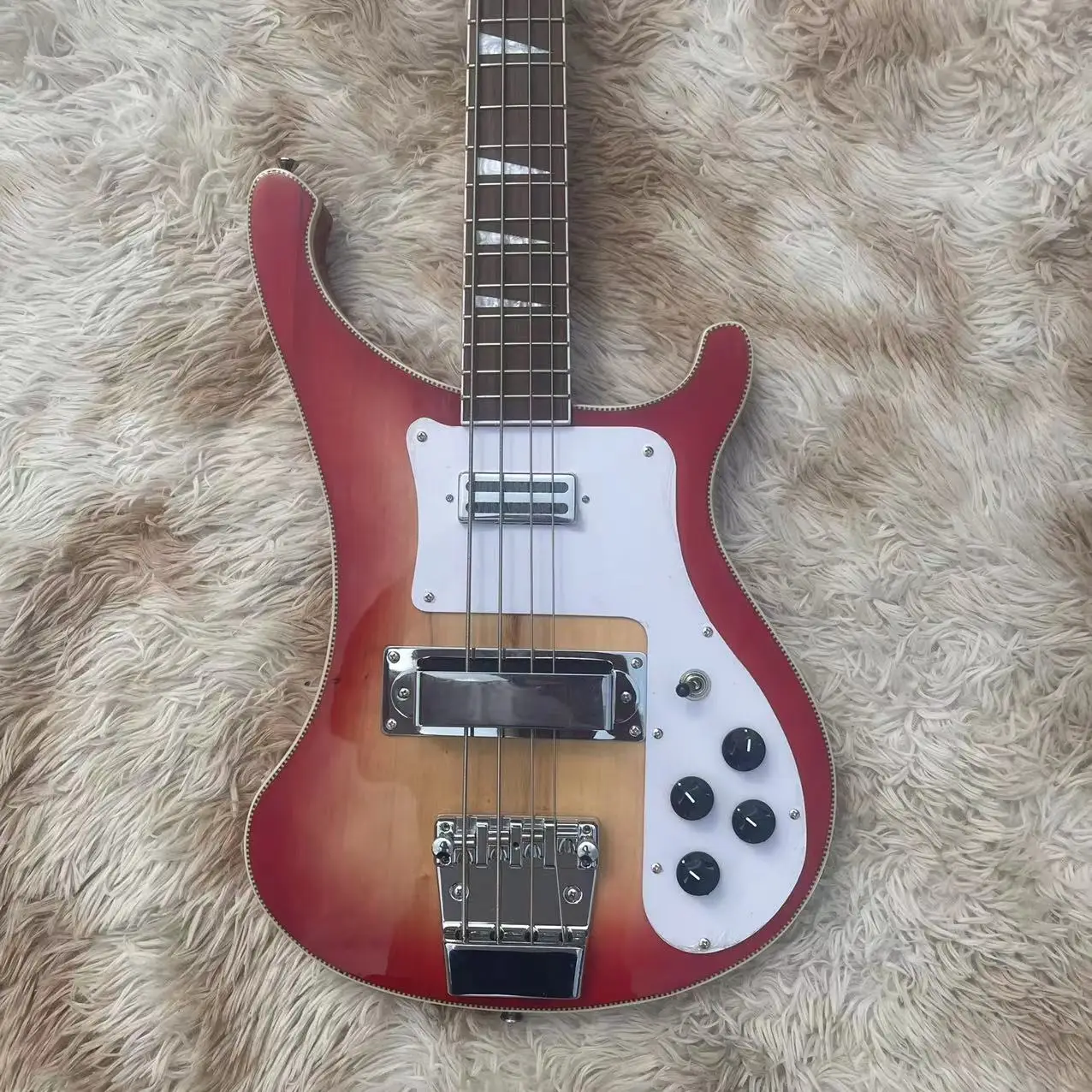 Heterogeneous integrated electric bass, tomato colored body with high gloss wood strip edges, rose wood fingerboard, white acces
Heterogeneous integrated electric bass, tomato colored body with high gloss wood strip edges, rose wood fingerboard, white acces