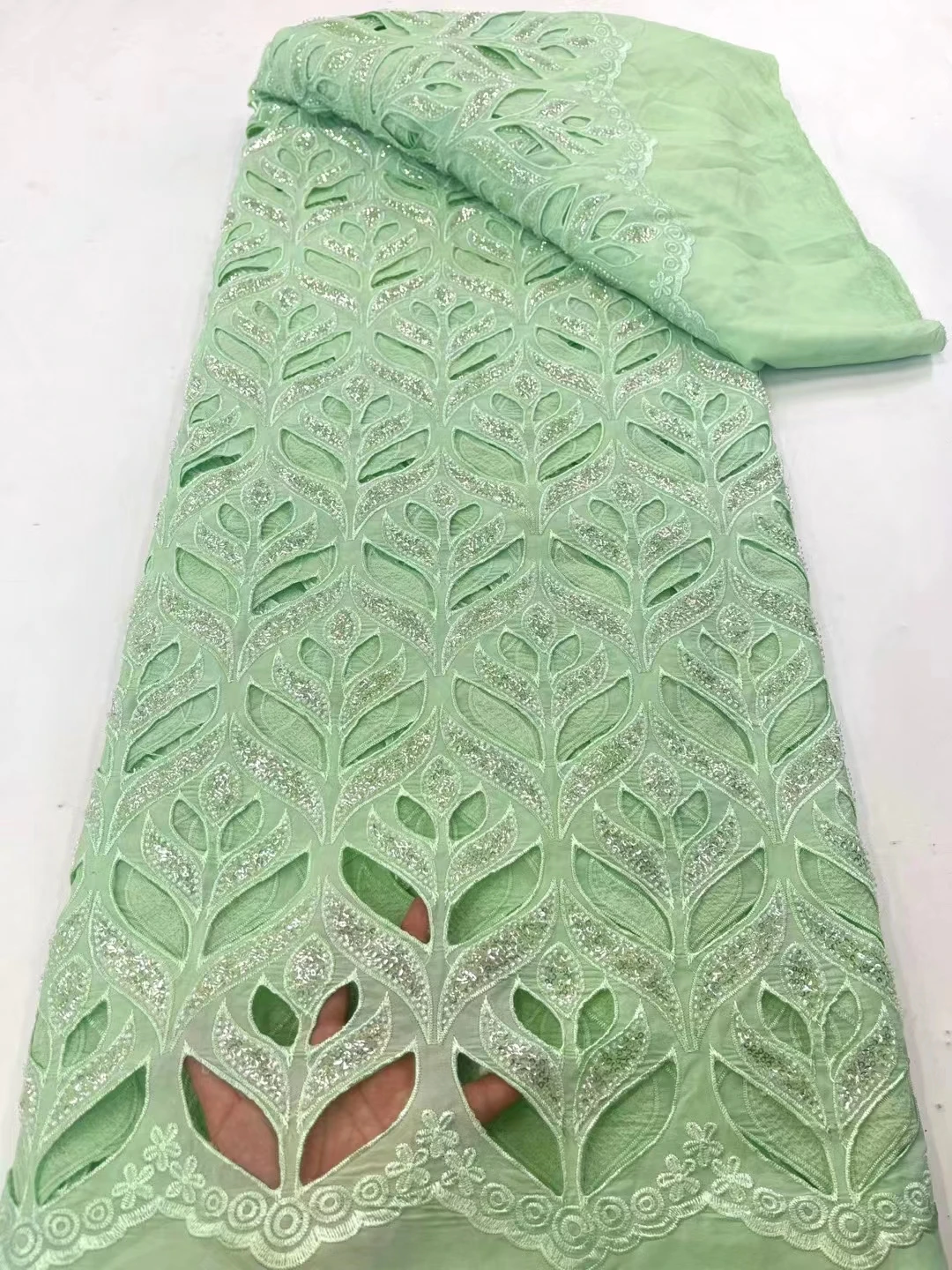 New water-soluble hollow lace three-dimensional embroidery bead sequins, high-end African fashion cheongsam dress
New water-soluble hollow lace three-dimensional embroidery bead sequins, high-end African fashion cheongsam dress