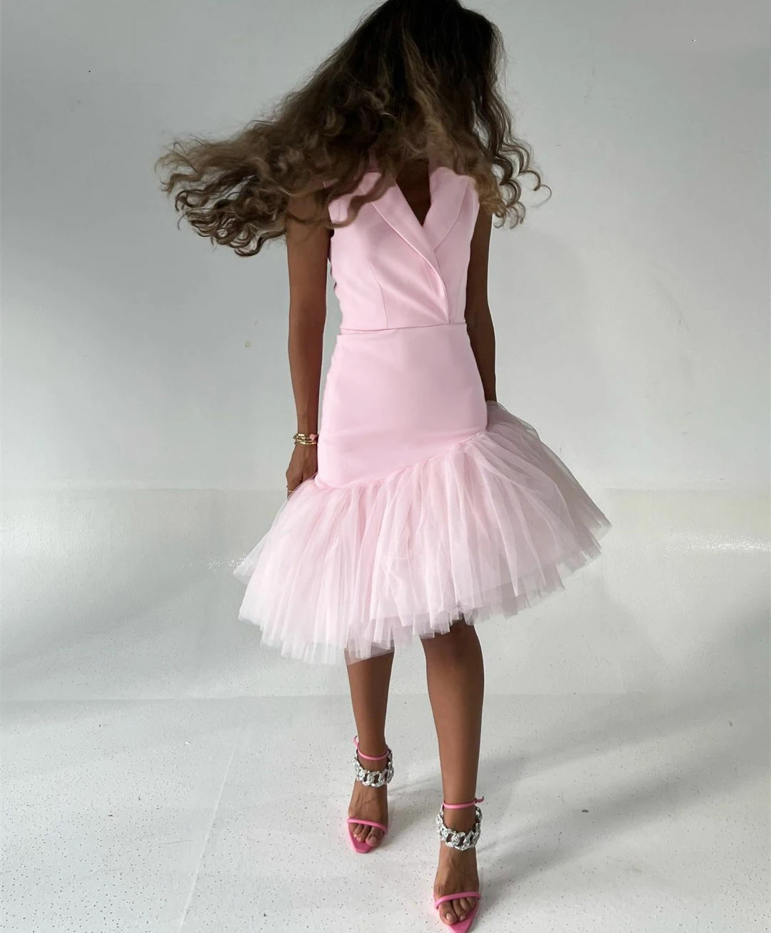 Elegant Short Pink Tulle Prom Dresses V Neck Evening Dresses A-Line Tulle Pleated Tea Length فساتين السهرة for Women
Elegant Short Pink Tulle Prom Dresses V Neck Evening Dresses A-Line Tulle Pleated Tea Length فساتين السهرة for Women