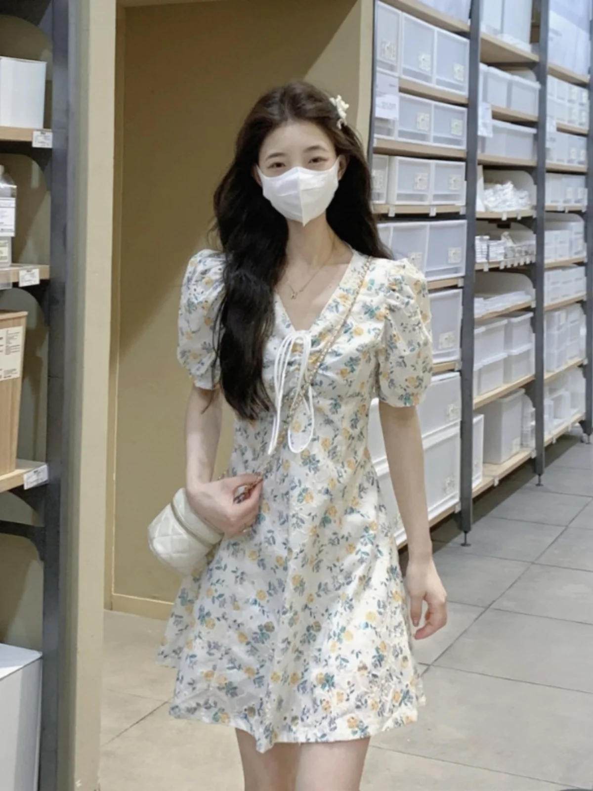Small and fresh drawstring tie V-neck bubble sleeve floral dress for women in summer 2024, slim waist and stylish short skirt
Small and fresh drawstring tie V-neck bubble sleeve floral dress for women in summer 2024, slim waist and stylish short skirt