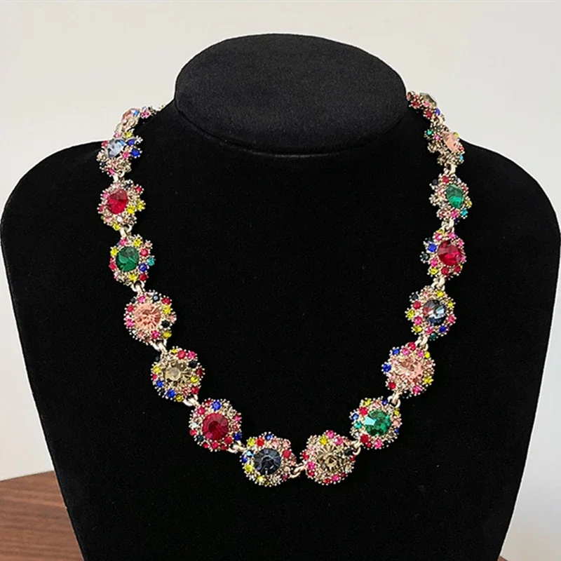 

Luxurious and shiny large rhinestone natural crystal necklace,collarbone chain,is the best jewelry for the bride's wedding party