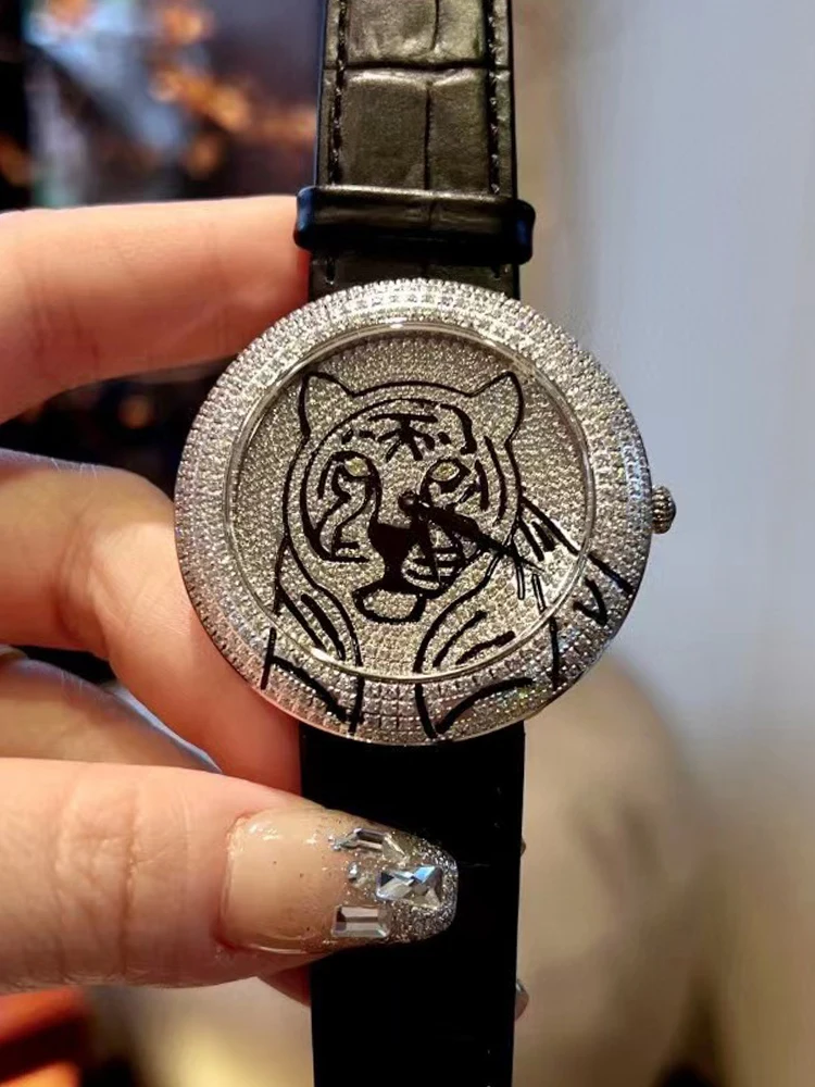 Steel full diamond Tiger sapphire crystal glass mirror leather strap Quartz watch 2024 Women's new watch Fashion luxury watch
Steel full diamond Tiger sapphire crystal glass mirror leather strap Quartz watch 2024 Women's new watch Fashion luxury watch