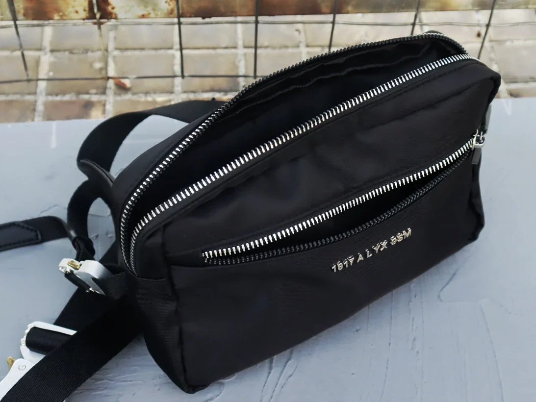 Nylon fabric 1017 ALYX 9SM ID bag for men and women high-quality metal zipper ALYX bag with black buckle backpack dual-purpose
Nylon fabric 1017 ALYX 9SM ID bag for men and women high-quality metal zipper ALYX bag with black buckle backpack dual-purpose