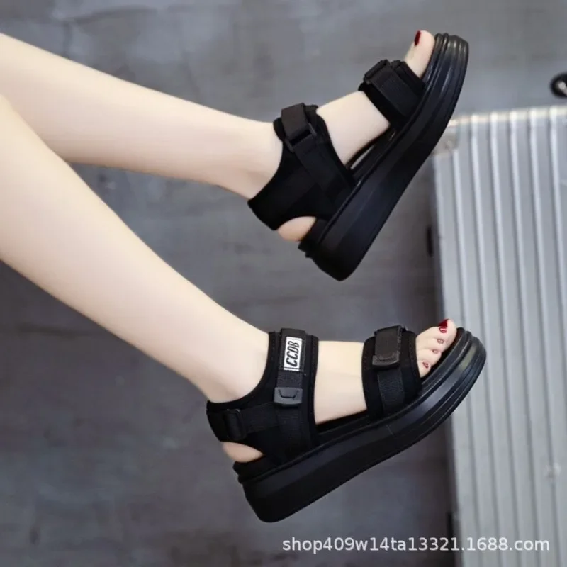 Athletic sandals are versatile, and the net celebrity flats are thickly wedged, and students wear flat beach shoes outside
Athletic sandals are versatile, and the net celebrity flats are thickly wedged, and students wear flat beach shoes outside