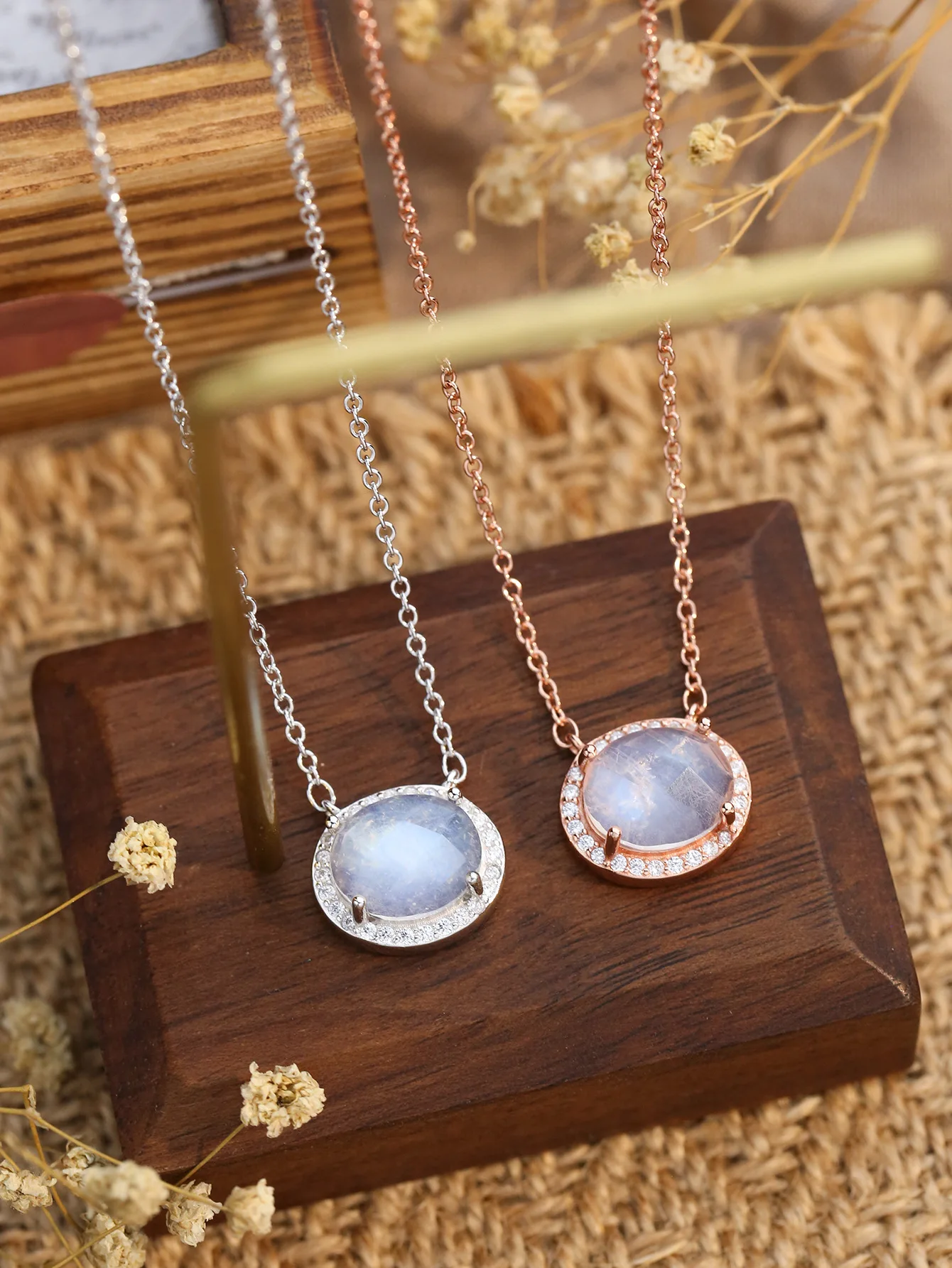 2023 New European and American S925 Sterling Silver Necklace Round Moonlight Stone Pendant Necklace Fashion High Grade Necklace
2023 New European and American S925 Sterling Silver Necklace Round Moonlight Stone Pendant Necklace Fashion High Grade Necklace