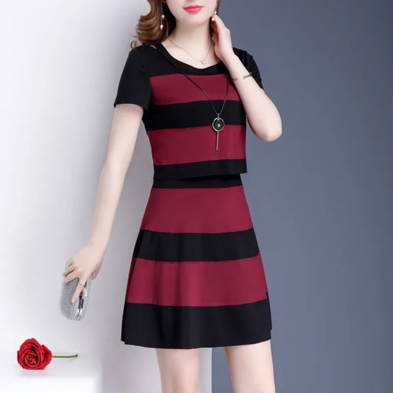 

2024 Women's Summer Pullover Round Neck New Spliced Zipper Stripe Covering Belly Colored Fashion Casual Cake Short Sleeve Dress