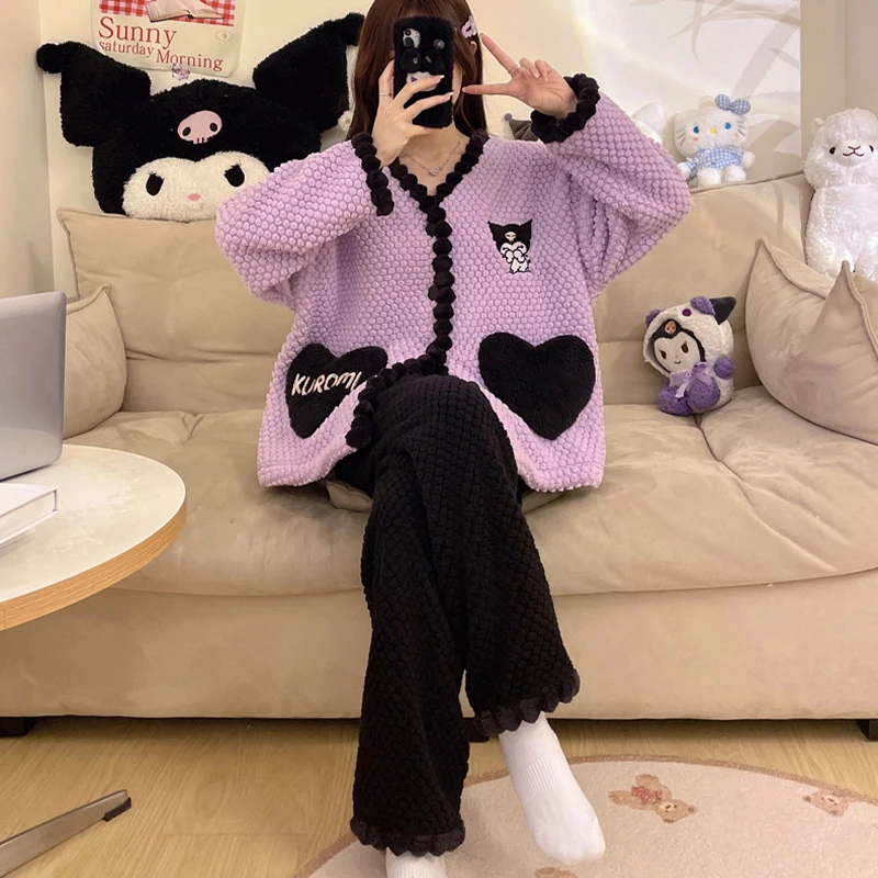 Симпатичные Sanrios Cinnamoroll плюшевая одежда для сна Pachacco зимние Утепленные пижамы Kuromi из кораллового бархата домашняя одежда в подарок
Симпатичные Sanrios Cinnamoroll плюшевая одежда для сна Pachacco зимние Утепленные пижамы Kuromi из кораллового бархата домашняя одежда в подарок