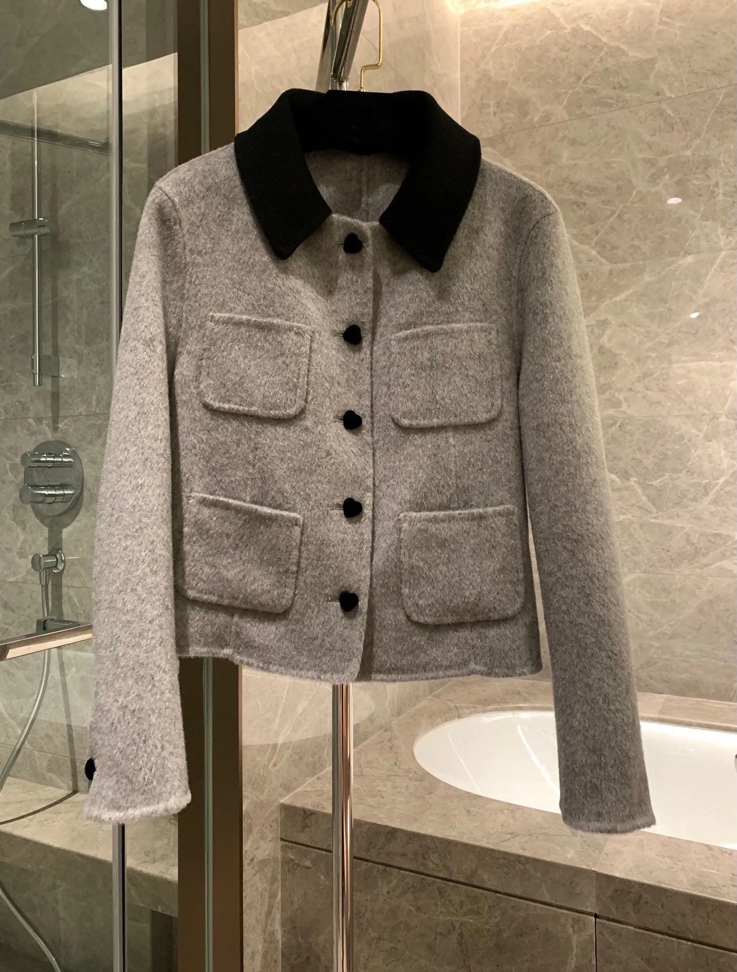 2023 Winter New Women's Wear Love Velvet Button Color Matching Double-Sided Velvet Detachable Collar Wool Coat 1128
2023 Winter New Women's Wear Love Velvet Button Color Matching Double-Sided Velvet Detachable Collar Wool Coat 1128