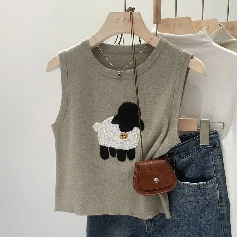Sheep embroidery short knitted undershirt women summer 2024 new design niche layering sleeveless tops
Sheep embroidery short knitted undershirt women summer 2024 new design niche layering sleeveless tops