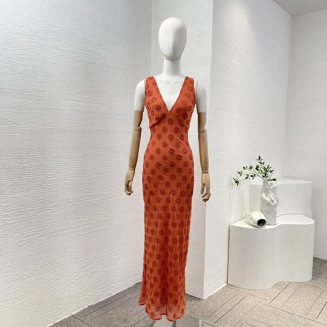2024 New Arrival Lady Female Silk Red Floral Flowers Embroidery Sleeveless Self Bow Tie At Back V Neck Midi Dress for Women
2024 New Arrival Lady Female Silk Red Floral Flowers Embroidery Sleeveless Self Bow Tie At Back V Neck Midi Dress for Women