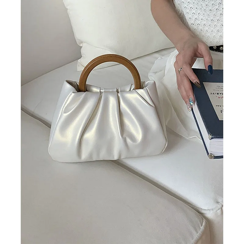 Portable Cloud Bag Women's 2023 Japanese New Pearlescent White Girl Pleated Crossbody Bag Fashion Temperament Women's Bag
Portable Cloud Bag Women's 2023 Japanese New Pearlescent White Girl Pleated Crossbody Bag Fashion Temperament Women's Bag
