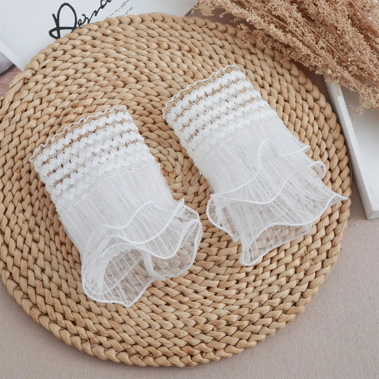 Women Fake Sleeves Detachable Cuffs White Floral Lace Pleated False Cuffs Sweater Blouse Horn Cuffs Wrist Warmers
Women Fake Sleeves Detachable Cuffs White Floral Lace Pleated False Cuffs Sweater Blouse Horn Cuffs Wrist Warmers