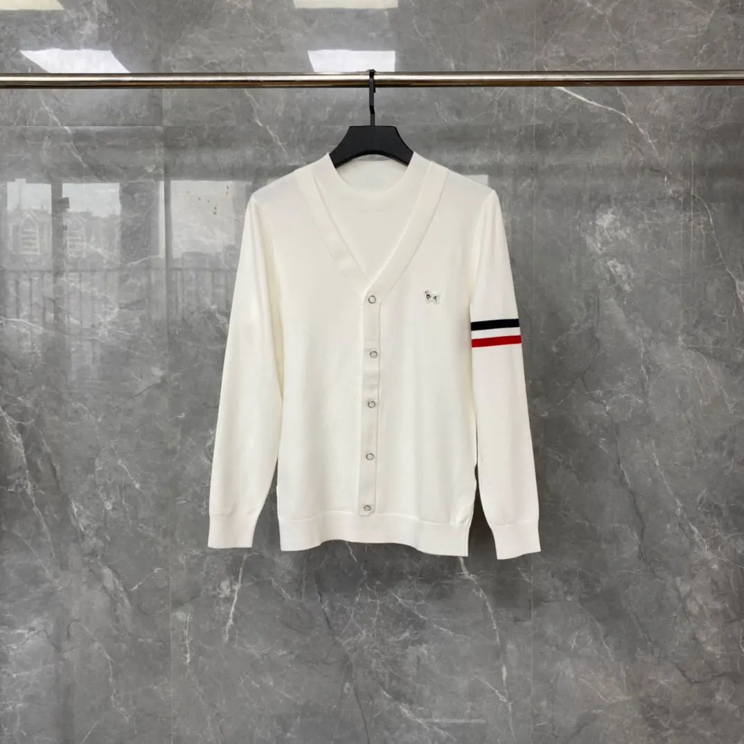 Autumn TB Sweater Two Fake Design Tb Puppy Single Armband V-neck Pullover Causal Sweater Men Slim Fashion Sweater
Autumn TB Sweater Two Fake Design Tb Puppy Single Armband V-neck Pullover Causal Sweater Men Slim Fashion Sweater