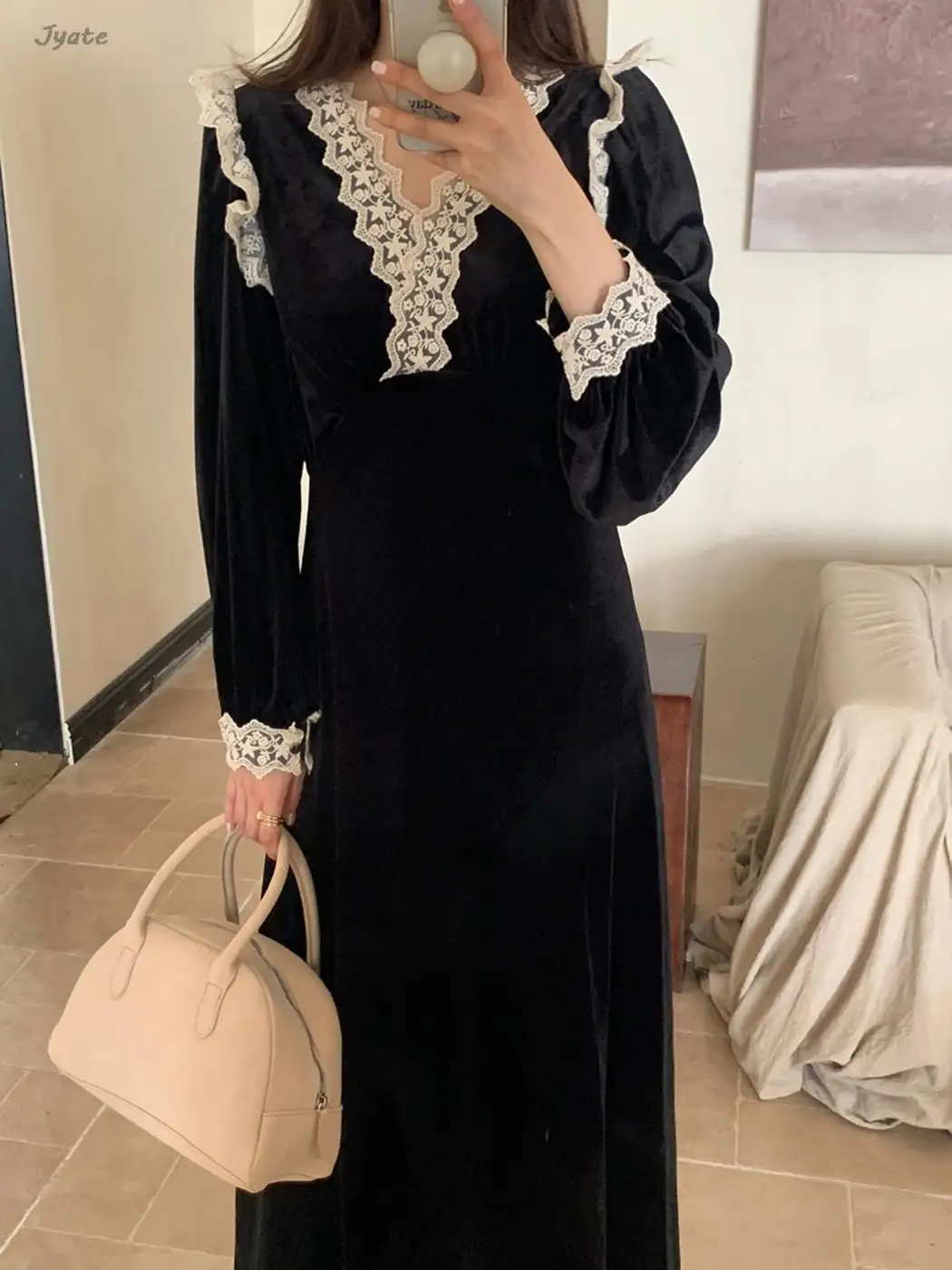 Korean Chic Autumn Retro Velvet Women Dress Elegant Lace Patchwork V Neck French Vestido 2023 Fashion Lantern Sleeve Winter Robe
Korean Chic Autumn Retro Velvet Women Dress Elegant Lace Patchwork V Neck French Vestido 2023 Fashion Lantern Sleeve Winter Robe